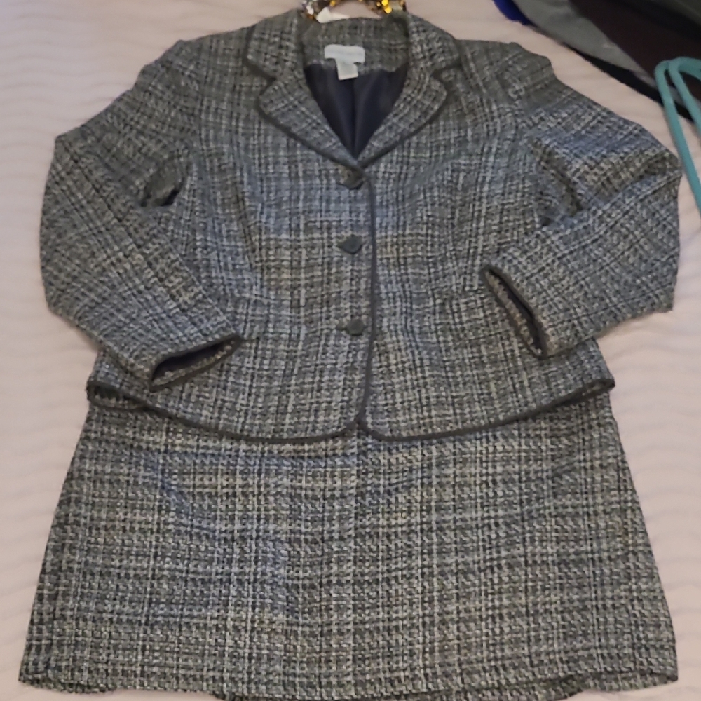 Jaclyn Smith Gray Tweed Blazer and Skirt Set